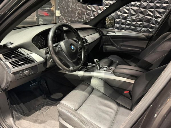 Tirane, shes SUV Bmw Nafte, e zeze automatik Klima 272.000 km 7.300 €