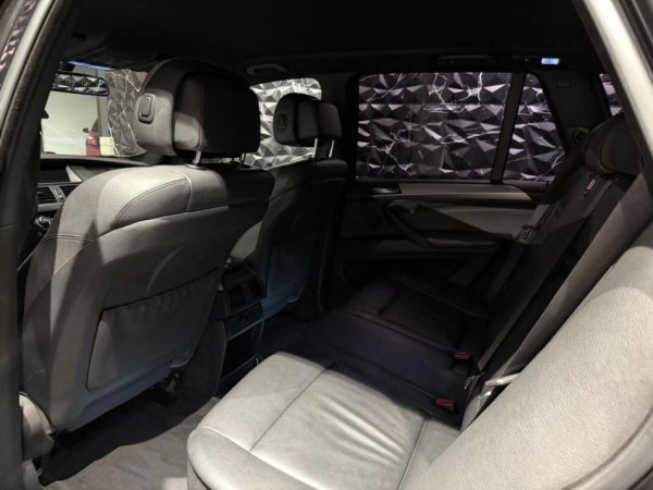 Tirane, shes SUV Bmw Nafte, e zeze automatik Klima 272.000 km 7.300 €