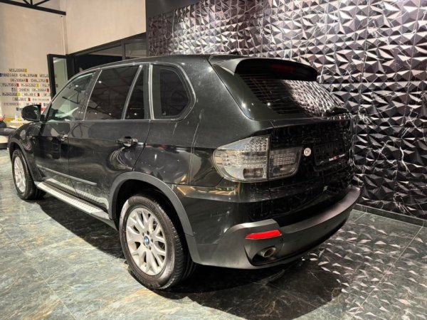 Tirane, shes SUV Bmw Nafte, e zeze automatik Klima 272.000 km 7.300 €