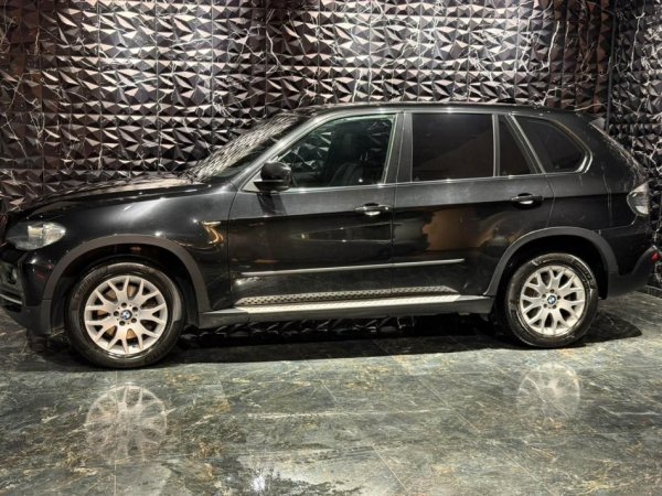 Tirane, shes SUV Bmw Nafte, e zeze automatik Klima 272.000 km 7.300 €