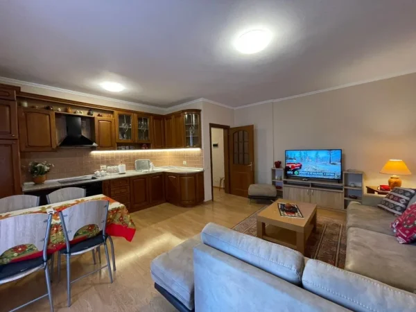 Tirane, jepet me qera apartament 1+1 Kati 4, 75 m² 700 € (Rruga 9-Kateshet)