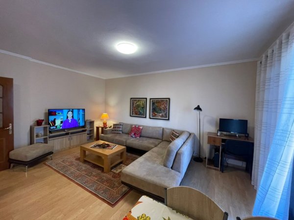 Tirane, jepet me qera apartament 1+1 Kati 4, 75 m² 700 € (Rruga 9-Kateshet)