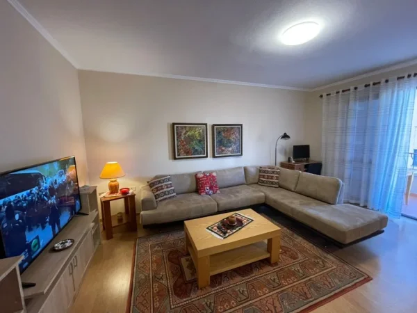 Tirane, jepet me qera apartament 1+1 Kati 4, 75 m² 700 € (Rruga 9-Kateshet)