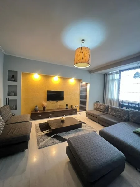 Jepet me Qera Apartament 2+1 tek Ish Ekspozita  afer Vasil Shantos ,   700 €uro