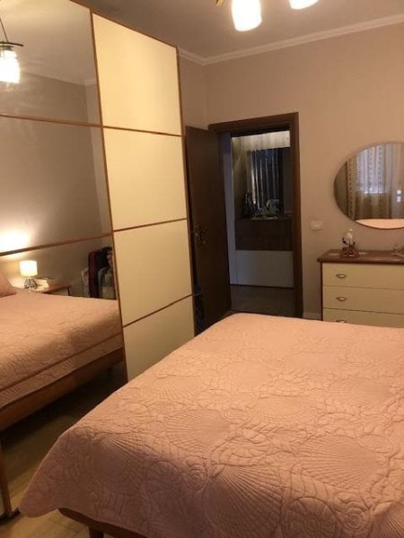 Tirane, jepet me qera apartament 1+1 Kati 4, 65 m² 370 € (Rruga Thoma Koxhaj)