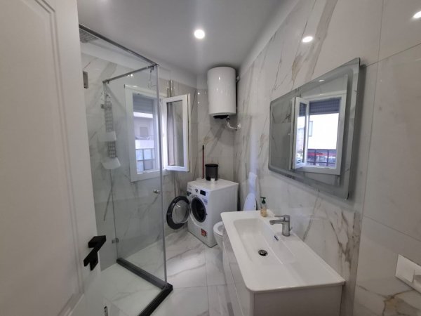 Vlore, jepet me qera apartament 2+1 Kati 3, 550 € (Skelë, pas Riviera, Vlorë)