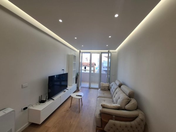 Vlore, jepet me qera apartament 2+1 Kati 3, 550 € (Skelë, pas Riviera, Vlorë)