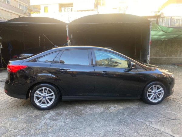 Tirane, shitet makine  Ford Focus Nafte, e zeze automatik Klima 105.000 km 7500€