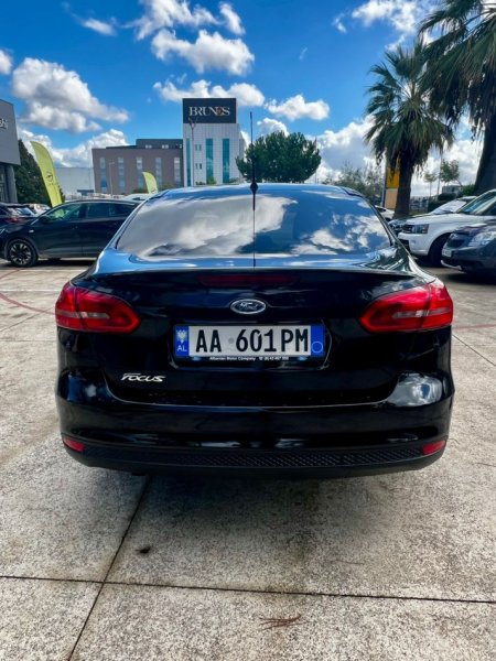 Tirane, shitet makine  Ford Focus Nafte, e zeze automatik Klima 105.000 km 8.000€