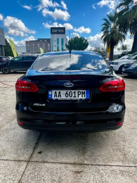 Tirane, shitet makine  Ford Focus Nafte, e zeze automatik Klima 105.000 km 7500€