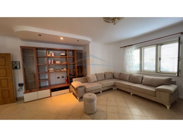 Tirane, jepet me qera apartament 2+1 Kati 4, 128 m² 830 € 