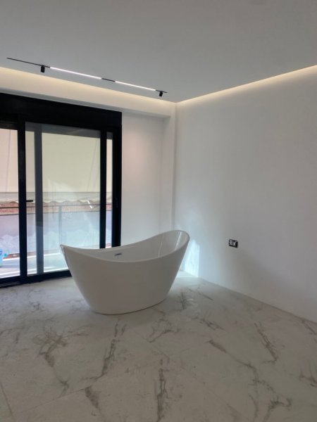 Tirane, jepet me qera Kati 5, 3 HYRJE 1+1 PER AIRBNB  170 m² 1.800 € (MYSLYM SHYRI)