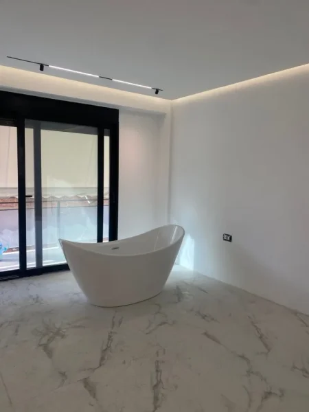 Tirane, jepet me qera Kati 5, 3 HYRJE 1+1 PER AIRBNB  170 m² 1.800 € (MYSLYM SHYRI)