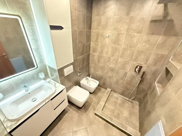 Tirane, jepet me qera apartament 2+1 Kati 2, 112 m² 600 € (Rruga Sabri Preveza)
