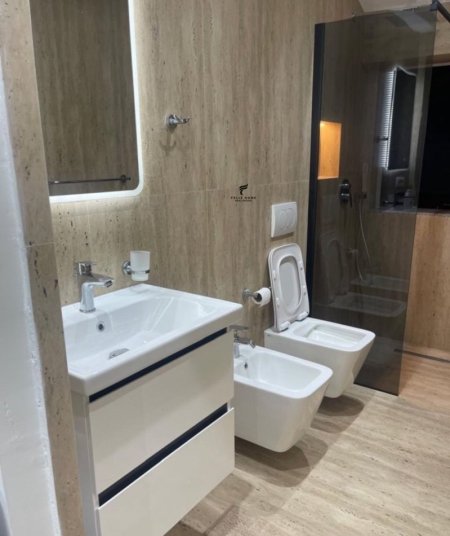 Tirane, jepet me qera 1+1 Kati 2, 55 m² 600 € (KOMUNA E PARISIT)