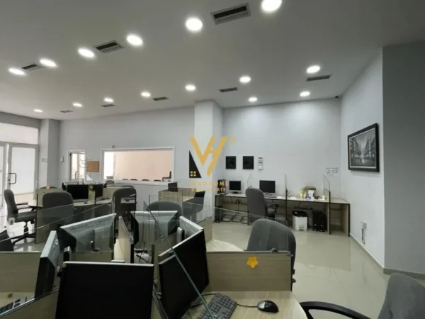 Tirane, jepet me qera zyre Kati 1, 120 m² 1.000 € (ALI DEMI)