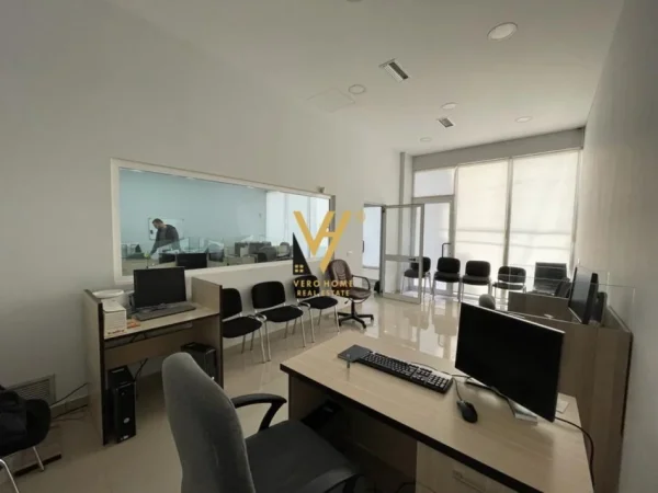 Tirane, jepet me qera zyre Kati 1, 120 m² 1.000 € (ALI DEMI)
