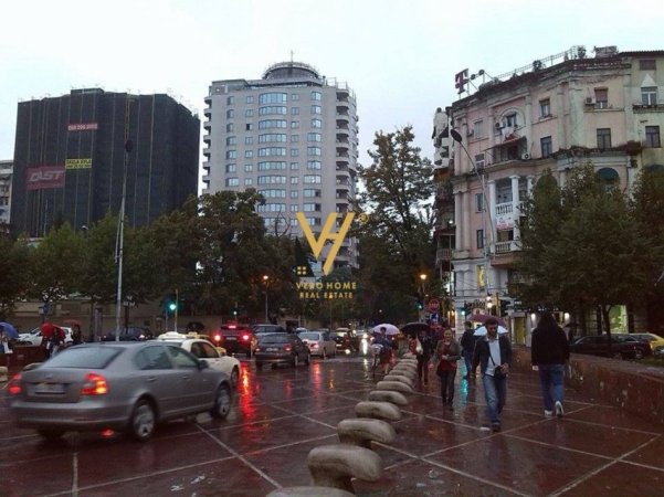Tirane, jepet me qera zyre Kati 1, 35 m² 600 € (ISH BLLOK)