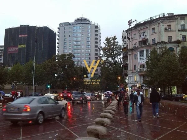 Tirane, jepet me qera zyre Kati 1, 35 m² 600 € (ISH BLLOK)