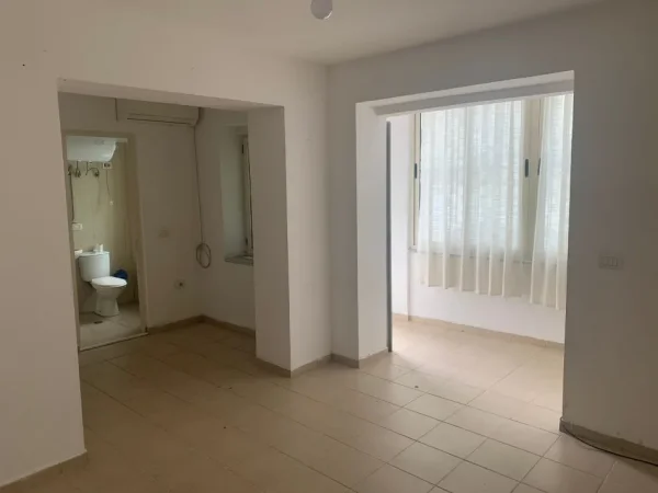 Tirane, jepet me qera zyre Kati 1, 30 m² 400 € (STADIUMI DINAMO)