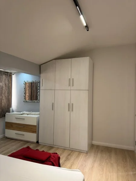 Tirane, jepet me qera apartament 1+1 Kati 2, 55 m² 600 € (komuna parisit)