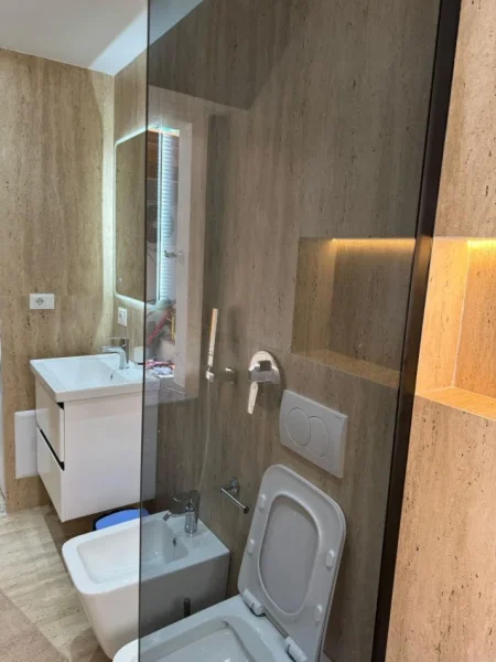 Tirane, jepet me qera apartament 1+1 Kati 2, 55 m² 600 € (komuna parisit)