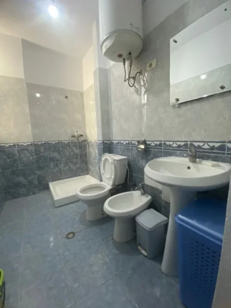 Tirane, jepet me qera apartament 1+1 Kati 2, 60 m² 500 € (selvia)