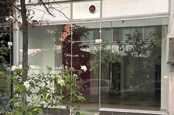 Tirane, jepet me qera dyqan Kati 0, 82 m² 820 € (ASTIR)