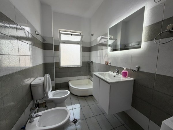 Tirane, jepet me qera apartament 2+1+Ballkon Kati 4, 80 m² 450 € (Rruga Bajram Tushi)