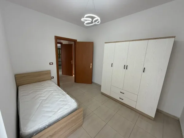 Tirane, jepet me qera apartament 2+1+Ballkon Kati 4, 80 m² 450 € (Rruga Bajram Tushi)