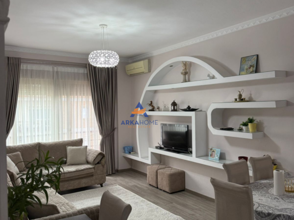 Tirane, jepet me qera apartament 1+1+Ballkon Kati 5, 74 m² 600 € 