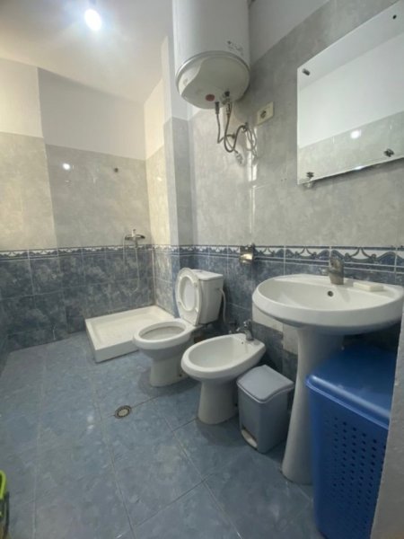 Tirane, jepet me qera apartament 1+1 Kati 2, 60 m² 500 € (xhamlliku)