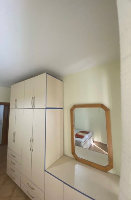 Tirane, jepet me qera apartament 1+1 Kati 2, 60 m² 500 € (xhamlliku)