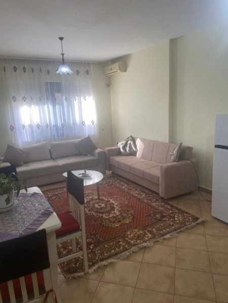 Tirane, jepet me qera apartament 1+1 Kati 2, 60 m² 500 € (xhamlliku)