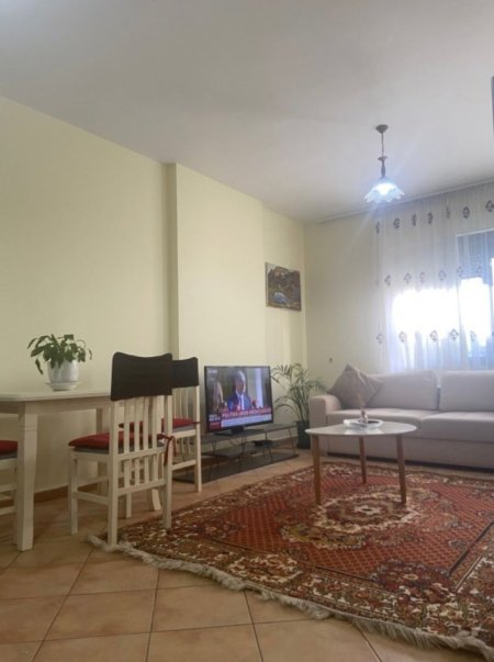 Tirane, jepet me qera apartament 1+1 Kati 2, 60 m² 500 € (xhamlliku)
