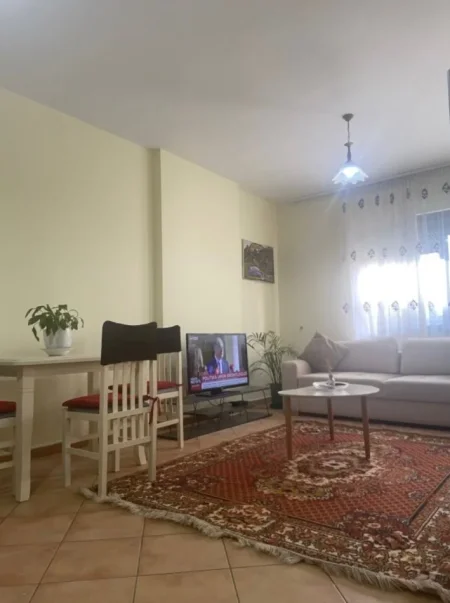 Tirane, jepet me qera apartament 1+1 Kati 2, 60 m² 500 € (xhamlliku)