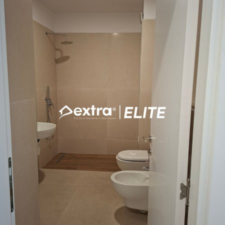 Tirane, jepet me qera ambjent biznesi Kati 3, 66 m² 500 € (Pazari i Ri)