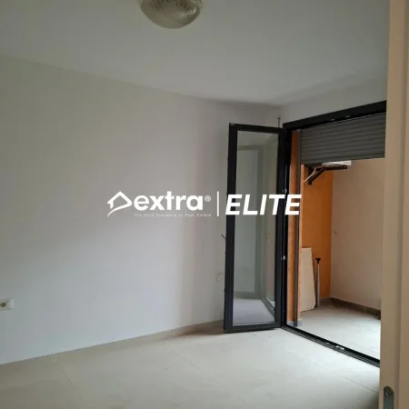 Tirane, jepet me qera ambjent biznesi Kati 3, 66 m² 500 € (Pazari i Ri)