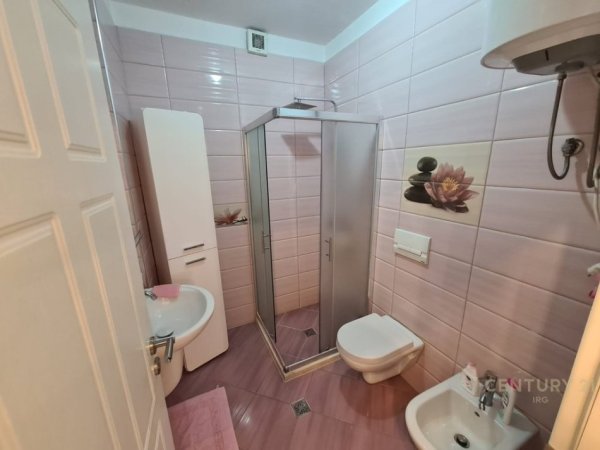 Tirane, jepet me qera apartament 1+1+Ballkon Kati 7, 58 m² 600 € (globe)