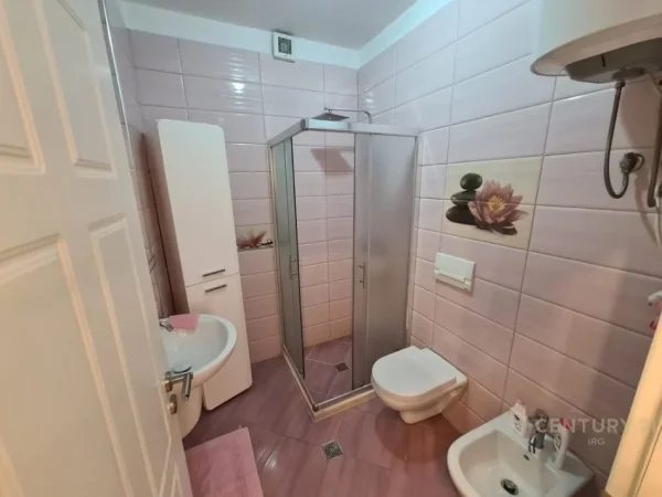 Tirane, jepet me qera apartament 1+1+Ballkon Kati 7, 58 m² 600 € (globe)