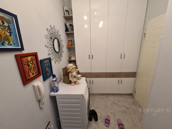 Tirane, jepet me qera apartament 1+1+Ballkon Kati 7, 58 m² 600 € (globe)