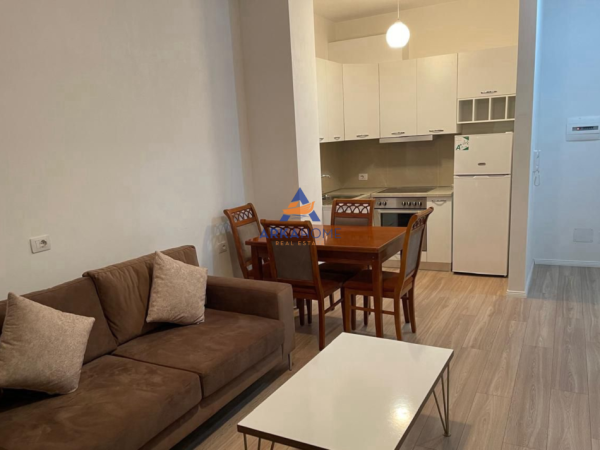 Tirane, jepet me qera apartament 1+1+Ballkon Kati 2, 70 m² 628 € 