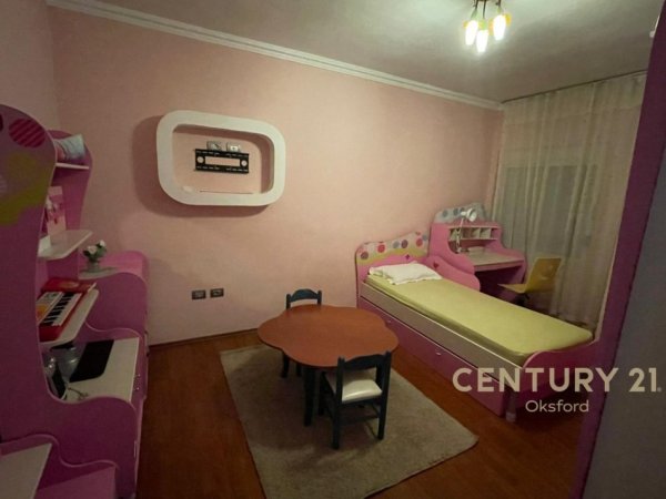 Tirane, jepet me qera apartament 2+1+Ballkon Kati 5, 103 m² 480 € (kodra e priftit)