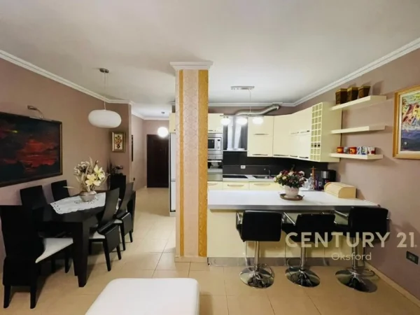 Tirane, jepet me qera apartament 2+1+Ballkon Kati 5, 103 m² 480 € (kodra e priftit)