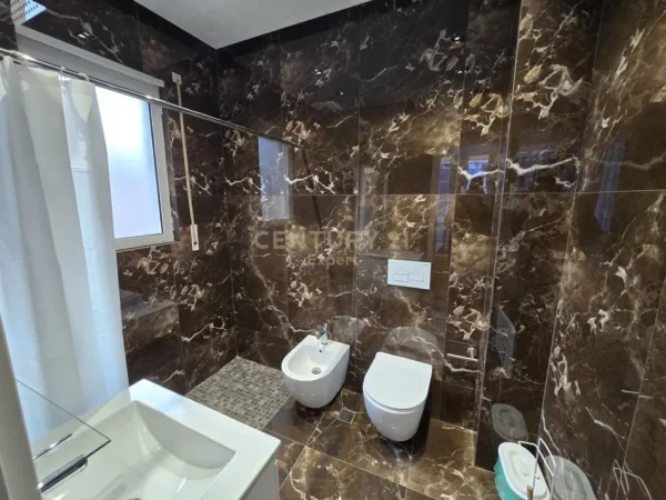 Tirane, jepet me qera apartament 2+1+Ballkon Kati 2, 121 m² 550 € (kopshti zoologjik)