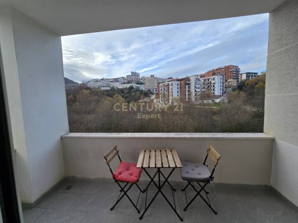 Tirane, jepet me qera apartament 2+1+Ballkon Kati 2, 121 m² 550 € (kopshti zoologjik)