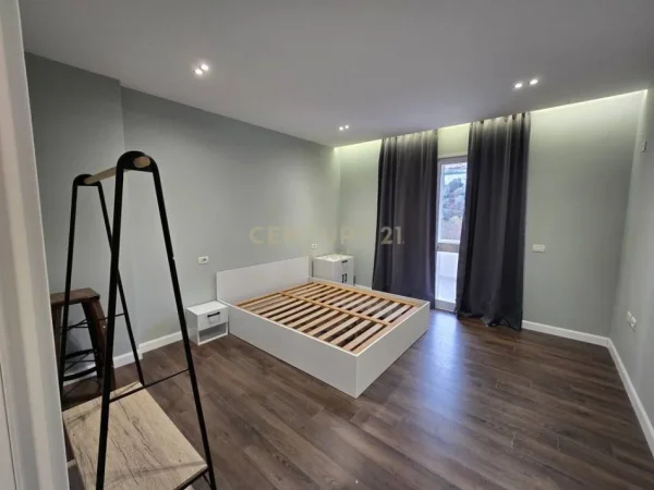 Tirane, jepet me qera apartament 2+1+Ballkon Kati 2, 121 m² 550 € (kopshti zoologjik)