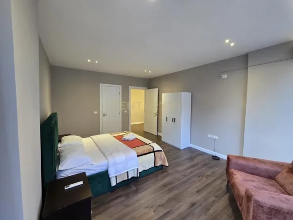 Tirane, jepet me qera apartament 2+1+Ballkon Kati 2, 121 m² 550 € (kopshti zoologjik)