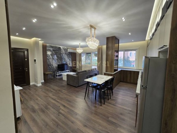 Tirane, jepet me qera apartament 2+1+Ballkon Kati 2, 121 m² 550 € (kopshti zoologjik)