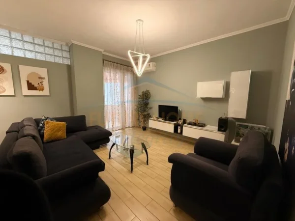 Tirane, shitet apartament 2+1+Ballkon Kati 4, 86 m² 229.000 € (Pazari I Ri)